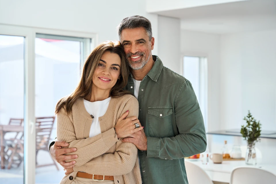 Espace de travail d'électricien avec plans techniques étalés sur table